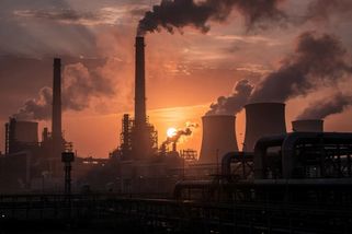 Evropským továrnám dochází čas. Komise jim chce přidat další roky, kritici varují před trojským koněm Green Dealu